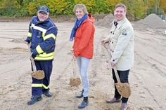 1. Spatenstich durch Wehrführer Michael Wilkat, Bürgermeisterin Hilla Mersmann und Kreispräsident Stefan Leyk (v. l.).