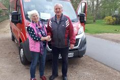 Güldenstein. Am Freitag, dem 26. April konnte am Vormittag in Güldenstein der 1.000ste Fahrgast begrüßt werden. Als Dankeschön wurde Hans-Joachim Thode eine große Tafel Merci-Schokolade sowie ein Gutschein für ein Jahr kostenloses Fahren mit dem Bürgerbus Lensahn „Die flotte Lehni“ überreicht. Hans-Joachim Thode war sichtlich überrascht und hat sich sehr über den Gutschein gefreut. Das Team rund um den Bürgerbus Lensahn gratuliert ganz herzlich und freut sich schon auf den 2.000sten Fahrgast. (red)