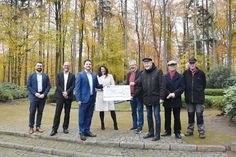 Marketingleiter Florian Doormann (von links), Vertriebsleiter Jörn Grabbert und Steffen Braun (Teilmarktleiter Scharbeutz und Timmendorfer Strand) von der Volksbank Eutin übergeben im Beisein von Bürgermeisterin Bettina Schäfer den obligatorischen Spendenscheck an Dorfvorsteher Helmut Kurth sowie Lutz Tamchina, Dr. Peter Bethke und  Bernhard Stellmacher vom Arbeitskreis 27. Januar.