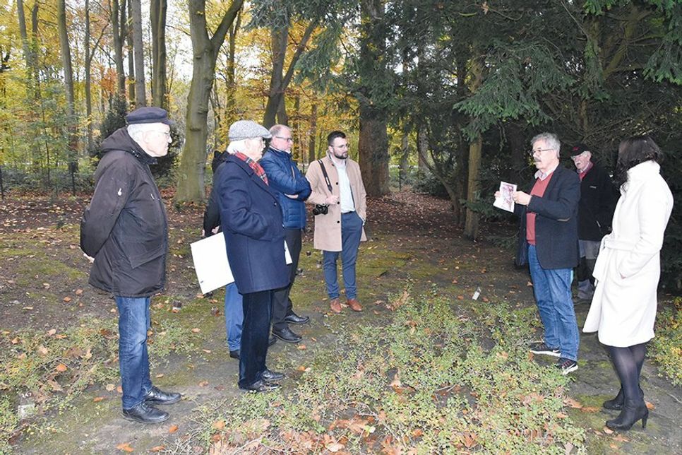 Haffkrugs Dorfvorsteher Helmut Kurth erläutert vor Ort die Pläne für den geplanten Umbau vom Ehrenfriedhof zum Mahnmal.