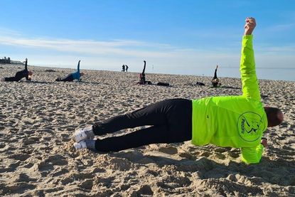 Gemeinsam und unter klarem Himmel macht das Workout gleich doppelt viel Spaß.