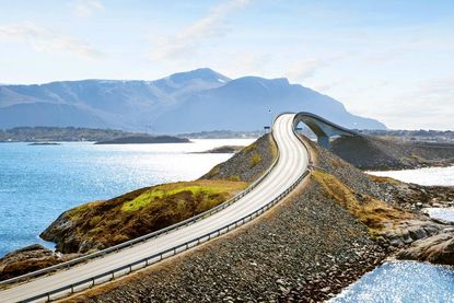 Der Weg ist das Ziel: Fantastische Aussichten verspricht das „Inselhüpfen“ entlang der norwegischen Küste. Foto: Fotolia/Mikolajn.
