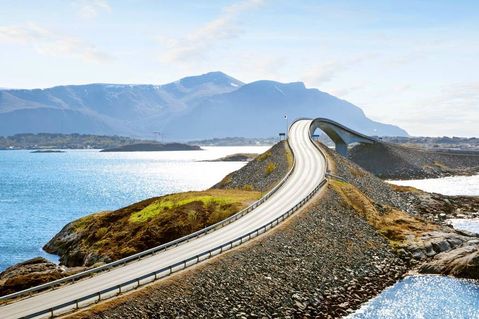 Der Weg ist das Ziel: Fantastische Aussichten verspricht das „Inselhüpfen“ entlang der norwegischen Küste. Foto: Fotolia/Mikolajn.