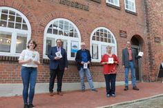 Julia Luckner, Mirko Spieckermann, Uwe Muchow, Kirsten Friedrich und Dr. Frank Wilschewski (v. lks.) präsentierten das Buch der Öffentlichkeit.