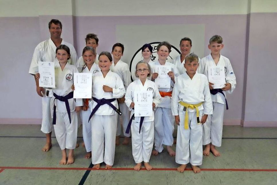 Am letzten Trainingstag vor den Sommerferien fanden im Dojo Gurtprüfungen statt. Unter den strengen Augen von Prüfer und Dojo-Leiter Peer Frasch, 3. Dan, legten folgende Schüler ihre Prüfungen ab: 7. Kyu Jannick Bendtfelt, 5. Kyu Selin Öker, Vivien Knoppik, Emeyl Dohrmund, Jesper Scheil. Bereits im Mai legten Edin Hyseni und Jannic Biallas zum 8. Kyu, Gentiana Hyseni, Nico Bendtfeldt, Margret Domehl und Holger Jankowski zum 7. Kyu, Anastasija Karaman zum 4. Kyu und Tim und Jonas Kozian sowie Radovan Karaman zum 3. Kyu erfolgreich ihre Prüfung ab. (red)
