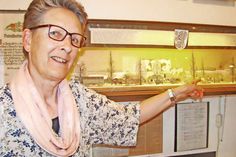 15 Jahre lang hat Rita Kennel den Besucherinnen und Besuchern mittwochs Fakten und Erinnertes aus dem ehemaligen Kreis Neustettin nahegebracht. Heute tut die Museumsführerin zum letzten Mal regulär Dienst: Für die Sammlung von Akten und Exponaten gibt es nach der sanierungsbedingten Kündigung für die Räume in der Historischen Reithalle keinen Platz in Eutin. Jetzt wird ausgeräumt. Das Diorama geht nach Berlin.