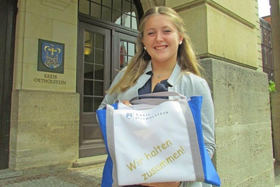 Die Auszubildende Celina Marleen Sorge mit ihrer neuen Tasche.
