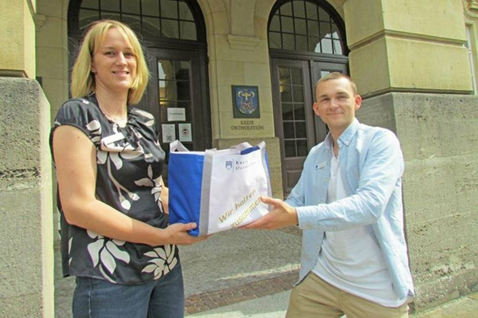Liane Koch (Ausbildungsleiterin) bei der Übergabe an Kreisinspektoranwärter Tim Soomann.