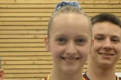 Stolz präsentiert Lilli Hamer ihre Goldmedaille.
