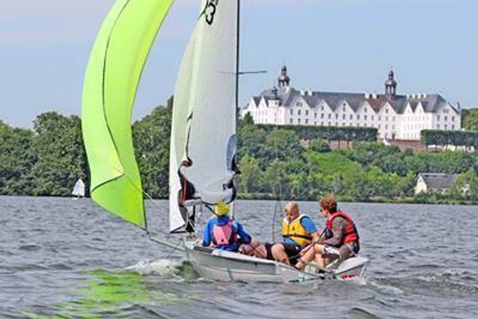 Für „Sehende“ kaum vorstellbar: Das Segeln ohne Augenlicht. Vergangene Woche gastierten 15 sehbehinderte, teils erblindete Jugendliche beim Plöner Schüler Ruder- und Segelverein (SRSV). Das Projekt mit dem Ziel, Grundlagen dieses Wassersports zu vermitteln, hat Tradition. Seit rund 15 Jahren besuchen die Schüler des Landesförderzentrums Sehen mit Sitz in Schleswig einmal jährlich den Plöner Verein. Foto: hfr Nentwig