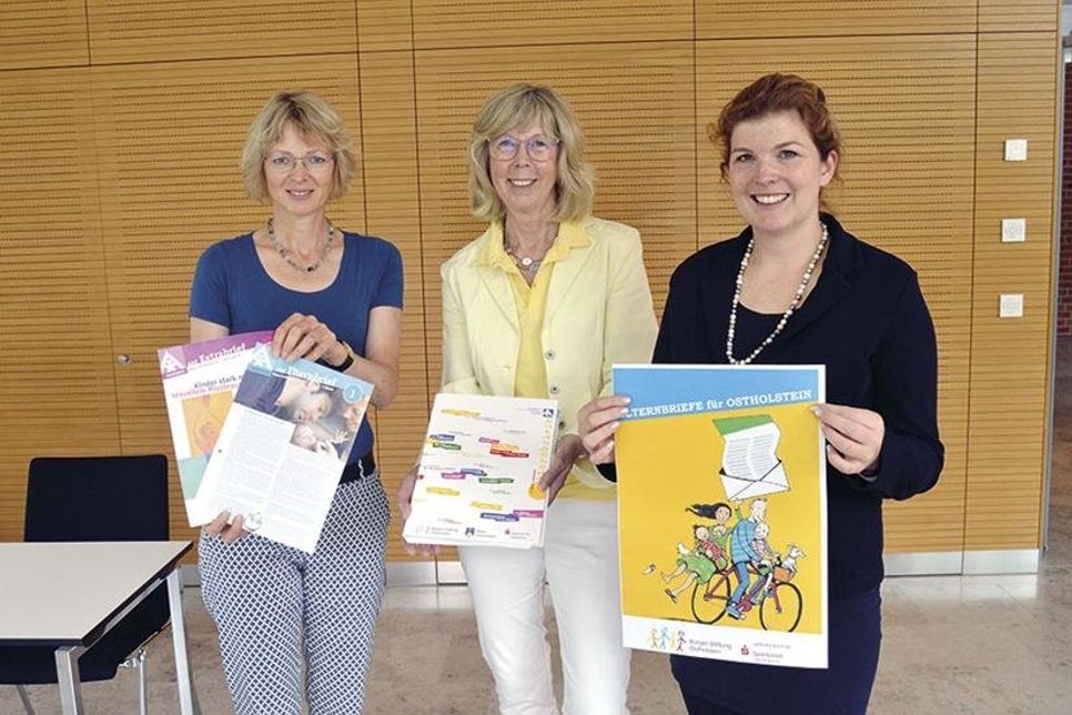 Brigitte Rahlf-Behrmann (m.), Vorstandsvorsitzende der Bürger-Stiftung Ostholstein, und Stockelsdorfs Bürgermeisterin Julia Samtleben stellten die Elternbriefe gemeinsam mit Stockelsdorfs Gleichstellungsbeauftragten und Initiatorin der Aktion, Gudrun Dietrich (l.), vor. (Foto: Setje-Eilers)