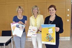 Brigitte Rahlf-Behrmann (m.), Vorstandsvorsitzende der Bürger-Stiftung Ostholstein, und Stockelsdorfs Bürgermeisterin Julia Samtleben stellten die Elternbriefe gemeinsam mit Stockelsdorfs Gleichstellungsbeauftragten und Initiatorin der Aktion, Gudrun Dietrich (l.), vor. (Foto: Setje-Eilers)