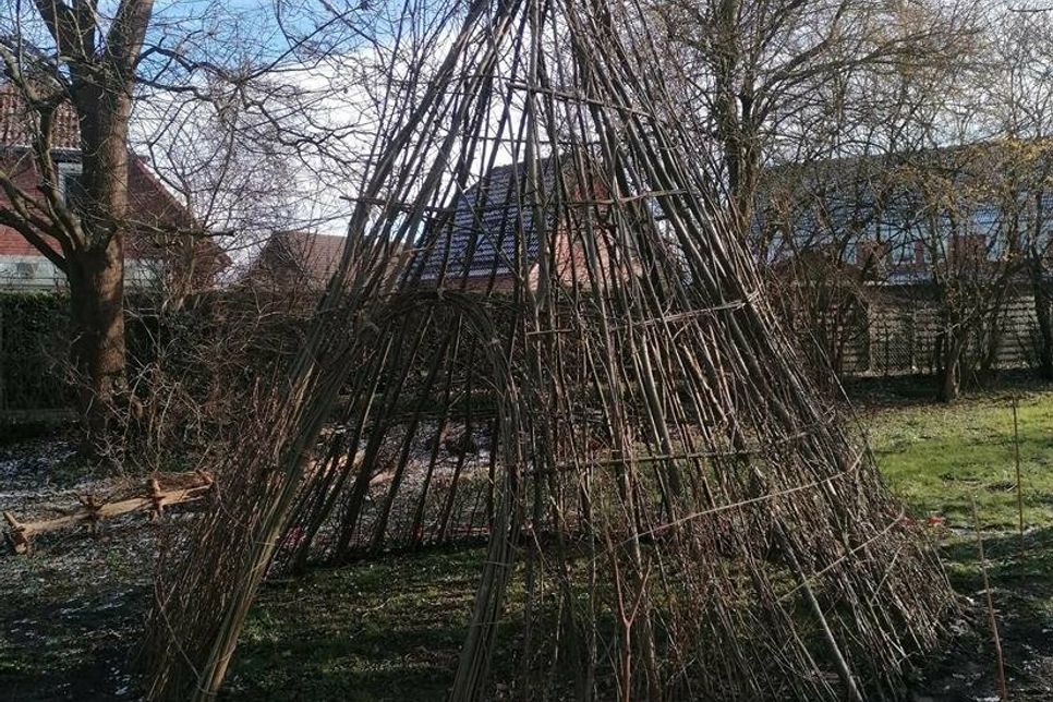 Weidentipi der Firma „Garten-und Landschaftspflege Marcel Hamer“.