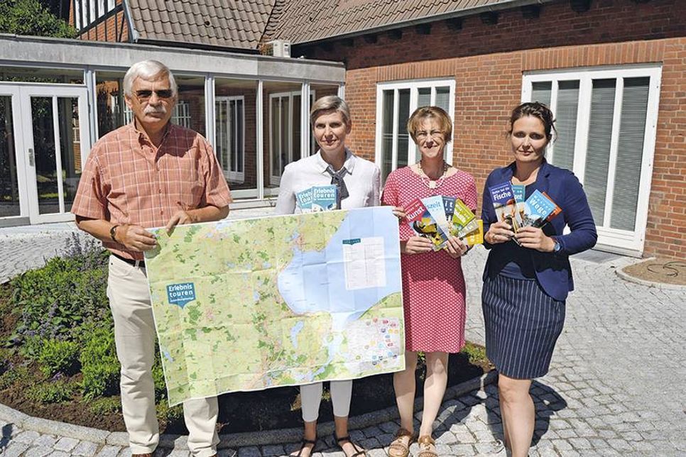 Stellten die neue Regionalkarte jetzt in Ratekau vor: Wolf-Dieter Klitzing, Vorsitzender der AktivRegion, Eike Grimm (Gemeinde Ahrensbök), Tanja Schridde, Projektmanagerin der AktivRegion und Ulrike Grimm (TALB). (Foto: Stefan Setje-Eilers)