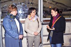 Ostholsteins Direktkandidatin Marlies Fritzen (Grüne, von links)) und Finanzministerin Monika Heinold bei der Ortsbesichtigung im ETC im Gespräch mit Bürgermeisterin Hatice Kara. (Foto: René Kleinschmidt)