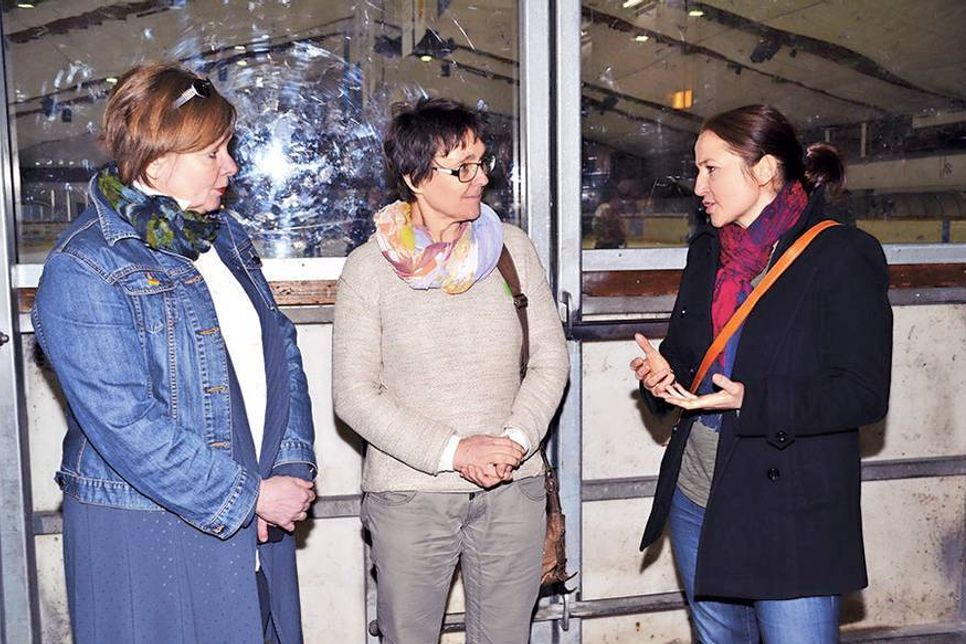 Ostholsteins Direktkandidatin Marlies Fritzen (Grüne, von links)) und Finanzministerin Monika Heinold bei der Ortsbesichtigung im ETC im Gespräch mit Bürgermeisterin Hatice Kara. (Foto: René Kleinschmidt)