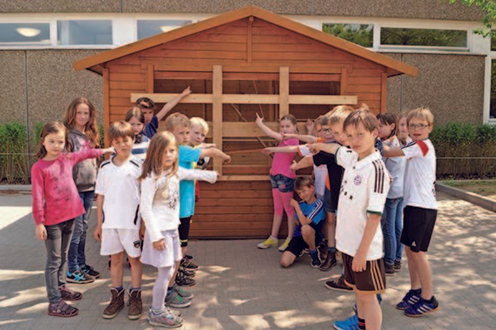 Über Pfingsten wurde die Spielehütte der Hermann-Ehlers-Schule mutwillig zerstört. Für die Schülerinnen und Schüler der Grundschule bedeutet das: keine Spieleausleihe in der großen Pause.