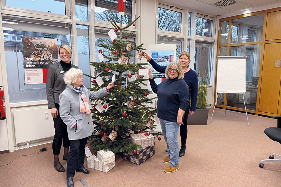Christina Hinz (v.li.), Sparkasse Holstein, Edeltraut Engelbrecht, Tafel Bad Schwartau, Christiane Westfehling, Awo Bad Schwartau und Stockelsdorfs Bürgermeisterin Julia Samtleben am Wunschbaum in der Sparkasse.
