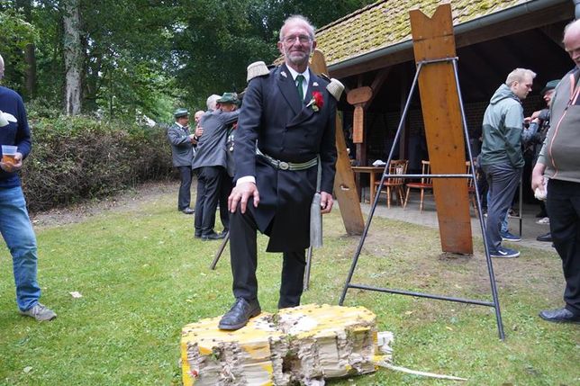 Ein überglücklicher König Volker Langbehn. Kleiner Wermutstropfen für ihn, das Amt des Majors wird er im Königsjahr nicht ausüben können.