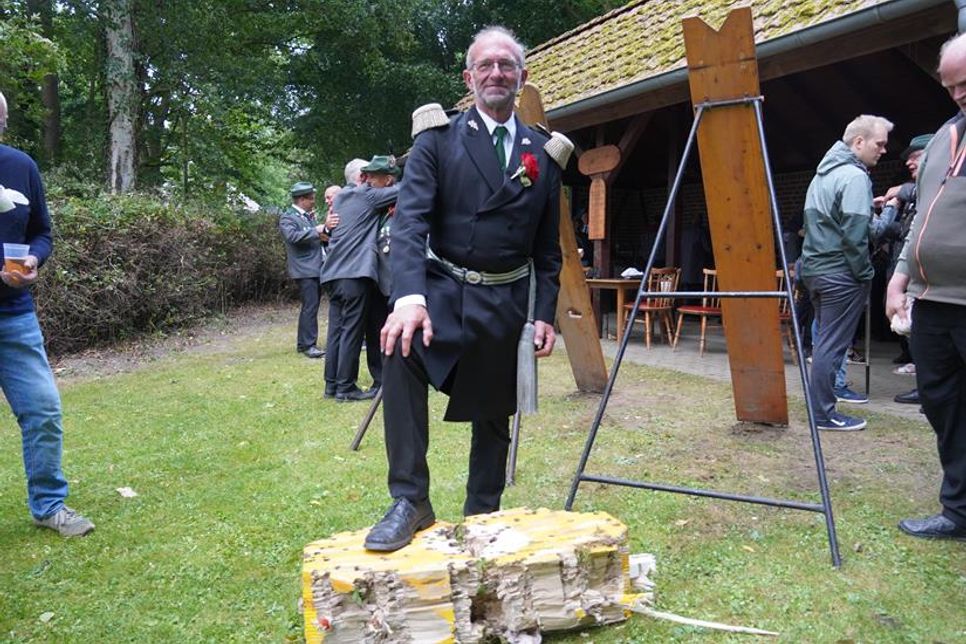 Ein überglücklicher König Volker Langbehn. Kleiner Wermutstropfen für ihn, das Amt des Majors wird er im Königsjahr nicht ausüben können.
