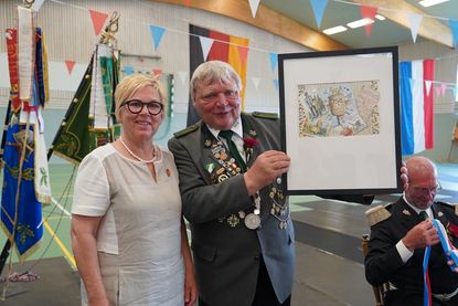 „Die Gilde ist Heimat, Anker und der Motor des Dorflebens“, sagte Bürgermeisterin Kirsten Sköries in ihrem Grußwort. 1. Öllst Reiner Becker freute sich über das Bild, das sie der Gilde als Geschenk überreichte.