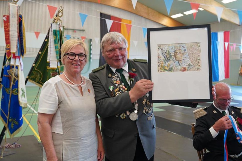 „Die Gilde ist Heimat, Anker und der Motor des Dorflebens“, sagte Bürgermeisterin Kirsten Sköries in ihrem Grußwort. 1. Öllst Reiner Becker freute sich über das Bild, das sie der Gilde als Geschenk überreichte.