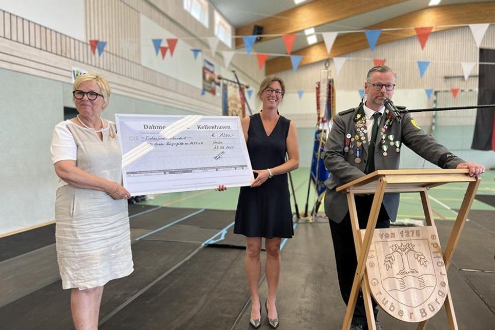 Überreichten einen großzügigen Scheck: Grubes Bürgermeisterin Kirsten Sköries (lks.) mit ihren Amtskollegen Stefanie Friedrich-Suhr (Dahme) und Stefan Schwardt (Kellenhusen).
