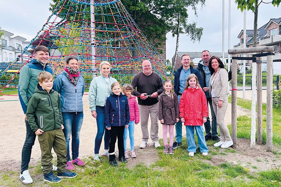 Förderverein schenkt mit Hilfe von Spenden Kletterpyramide und Reckstange: Neue Spielgeräte für die Ostsee-Grundschule in Scharbeutz