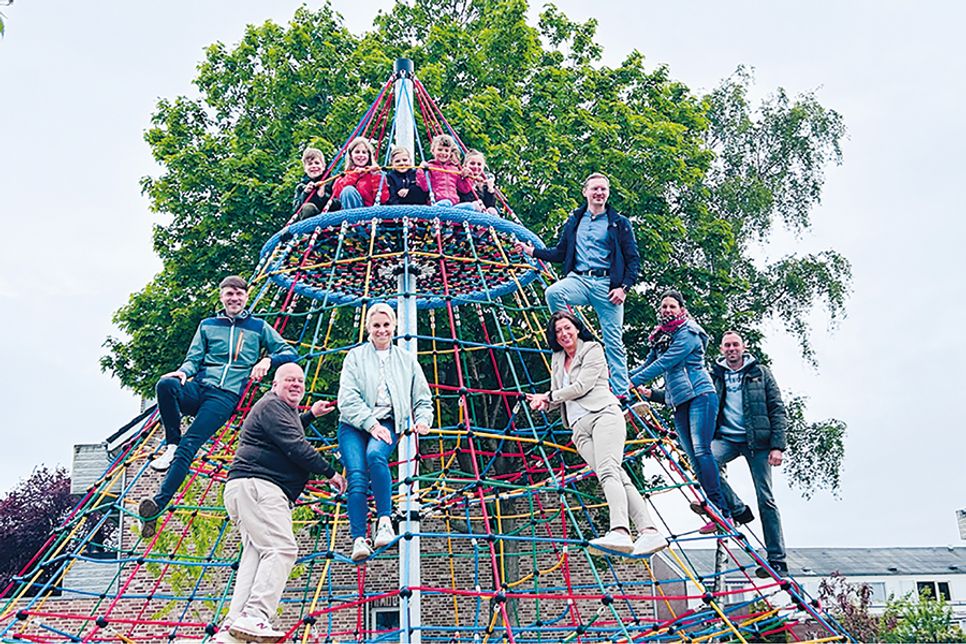 Förderverein schenkt mit Hilfe von Spenden Kletterpyramide und Reckstange: Neue Spielgeräte für die Ostsee-Grundschule in Scharbeutz