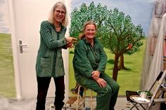 Büchereileiterin Turit Flohr (lks.) freut sich gemeinsam mit Künstlerin Susann Käßmann auf die Ausstellung.