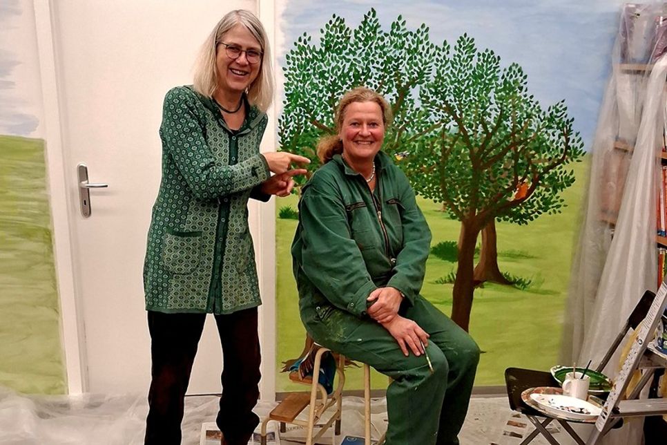 Büchereileiterin Turit Flohr (lks.) freut sich gemeinsam mit Künstlerin Susann Käßmann auf die Ausstellung.