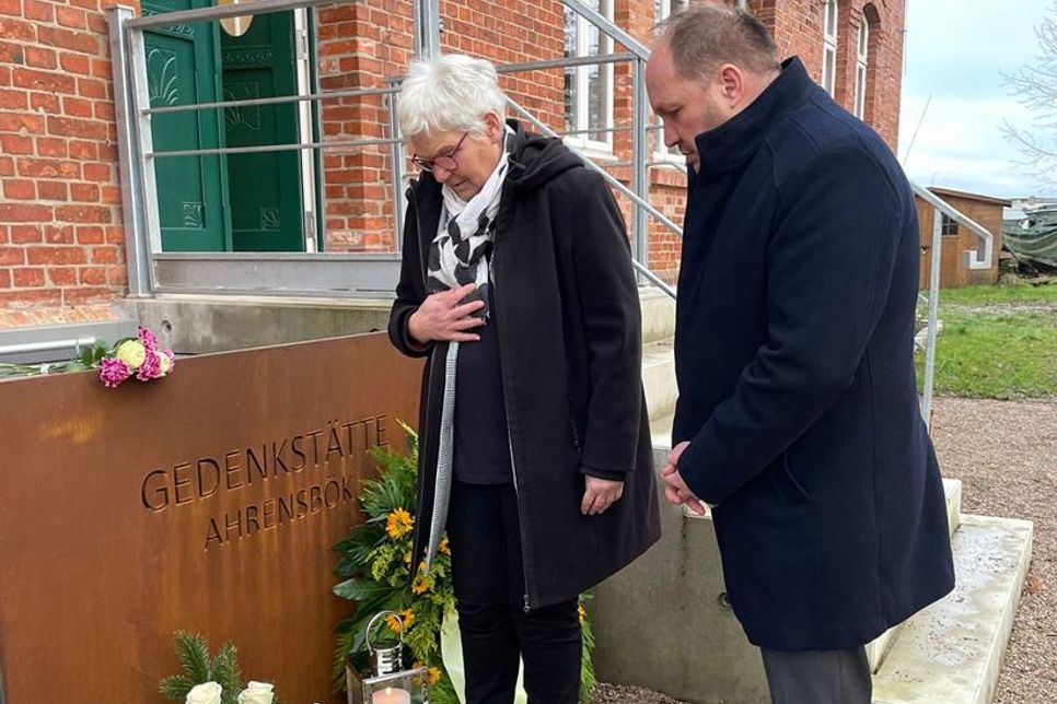 Landrat Timo Gaarz und Kreispräsidentin Petra Kirner an der Gedenkstätte Ahrensbök.