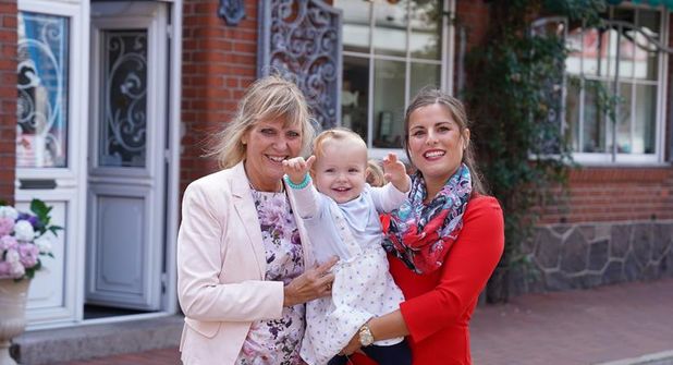 Zwischen Sybille und Lina Sophie Frick (re.) steht schon die nächste Generation in den Startlöchern. Carlotta Sophie (Mi.) zog die glücklichen Gewinnerinnen und Gewinner.