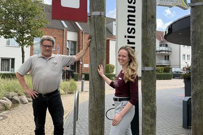 Glücklich über die erfolgreiche Folgezertifizierung: Tourismusleiter Raymond Kiesbye und Stina Lynn Schomaker, Leiterin der Tourist-Info Kellenhusen.