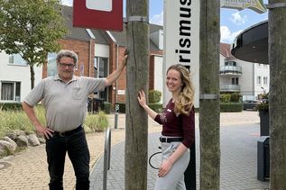 Glücklich über die erfolgreiche Folgezertifizierung: Tourismusleiter Raymond Kiesbye und Stina Lynn Schomaker, Leiterin der Tourist-Info Kellenhusen.