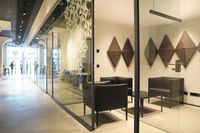 Am Ende des Bürotraktes im neuen Erdgeschoss bietet der Seminarraum einen geschützen Raum mit Privatsphäre für Coachings, Bewerbungsgespäche oder vertrauliche Besprechungen.