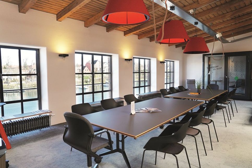 Mit Blick auf den Hafen können hier Teams zusammenkommen, kreativ werden und an neuen Ideen arbeiten.