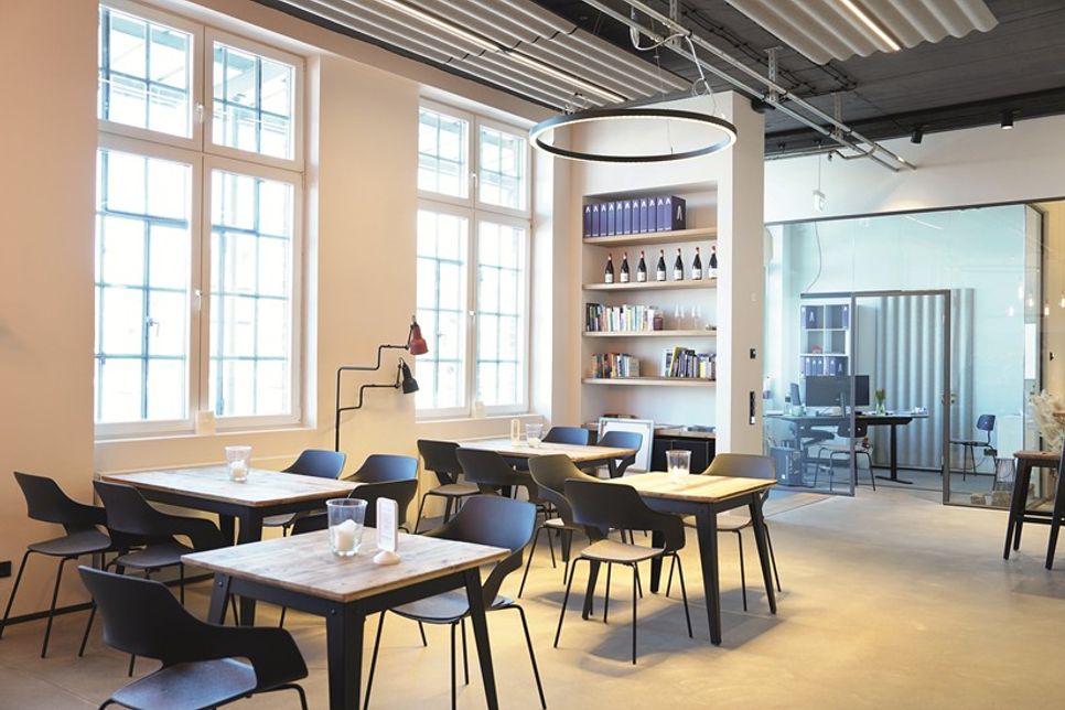 Im Pausenbereich kann man es sich an den Cafétischen gemütlich machen und während der Mittagsauszeit den Blick auf den Hafen genießen.