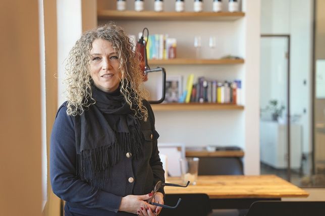 Petra Muchow hat den Hafenraum vergrößert und freut sich auf alle Interessenten, die sich am Tag der offenen Tür ein Bild der Räume machen möchten.