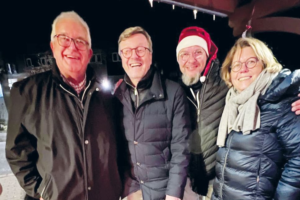 Gastgeber Andreas Müller, Bürgermeister Sven Partheil-Böhnke, Redakteur und DJ René Kleinschmidt und Dorfvorsteherin Kerstin Wolter beim Treffen am 5. Dezember.
