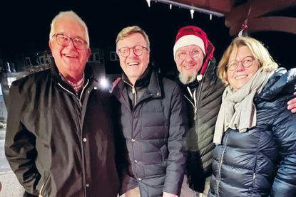 Gastgeber Andreas Müller, Bürgermeister Sven Partheil-Böhnke, Redakteur und DJ René Kleinschmidt und Dorfvorsteherin Kerstin Wolter beim Treffen am 5. Dezember.