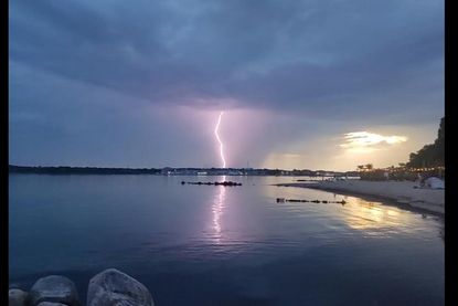 Ein Blitz über der Neustädter Bucht: Ronja Homuth beim Sommergewitter mit perfektem Timing auf den Auslöser gedrückt.