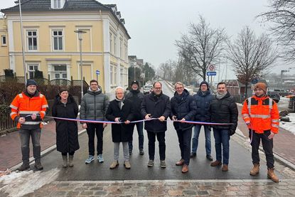 Stellvertretender Bauausschussvorsitzender Werner Schmidt, Bürgermeister Mirko Spieckermann und Stadtwerkeleiter Dr. Mark Jahn (v. lks. mit Schere) sowie weitere Akteure bei der offiziellen Freigabe.