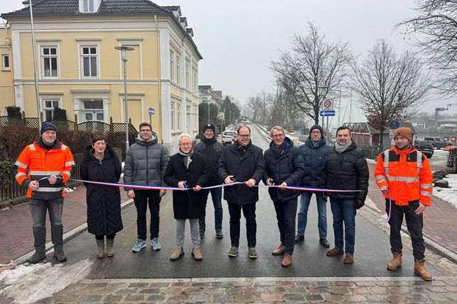 Stellvertretender Bauausschussvorsitzender Werner Schmidt, Bürgermeister Mirko Spieckermann und Stadtwerkeleiter Dr. Mark Jahn (v. lks. mit Schere) sowie weitere Akteure bei der offiziellen Freigabe.