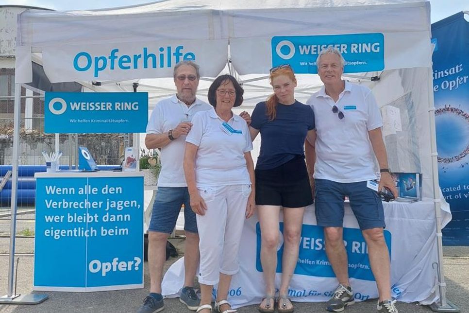 Hartmut Dahlmann (Mitarbeiter der Außenstelle Ostholstein), Elke Ahlering (Präventionsbeauftragte der Außenstelle Ostholstein), Schauspielerin Henny Reents und Holger Dabelstein (Leiter der Außenstelle Ostholstein) (v. lks.).