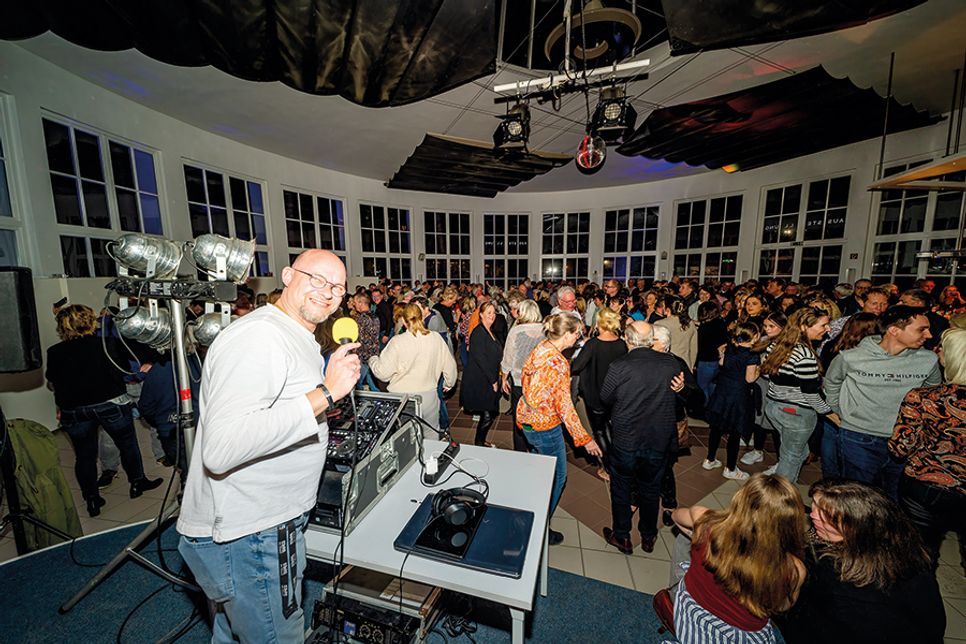Kult-DJ René Kleinschmidt legt am kommenden Freitag wieder beim „Tanzen am Meer“ in der Trinkkurhalle in Timmendorfer Strand auf.