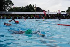 Für den Schwimmwettkampf bei einem Triathlon sind einige wichtige Aspekte wie die richtige Schwimmtechnik oder das Einteilen der Kräfte zu beachten.