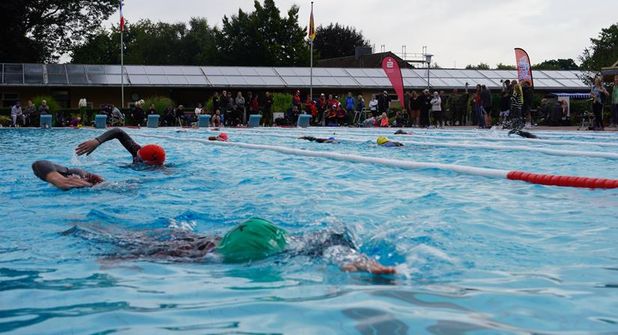 Für den Schwimmwettkampf bei einem Triathlon sind einige wichtige Aspekte wie die richtige Schwimmtechnik oder das Einteilen der Kräfte zu beachten.