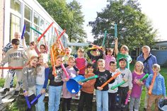 Die Klasse 3d nahm stellvertretend für die gesamte Gustav-Peters-Schule die Auszeichnung für das Projekt „Müllfreie Schule“ von Iris Bruhn (hinten rechts) entgegen. Zum Dank gab es ein Ständchen mit Boomwhackers-Begleitung.