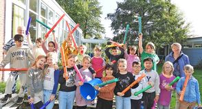 Die Klasse 3d nahm stellvertretend für die gesamte Gustav-Peters-Schule die Auszeichnung für das Projekt „Müllfreie Schule“ von Iris Bruhn (hinten rechts) entgegen. Zum Dank gab es ein Ständchen mit Boomwhackers-Begleitung.